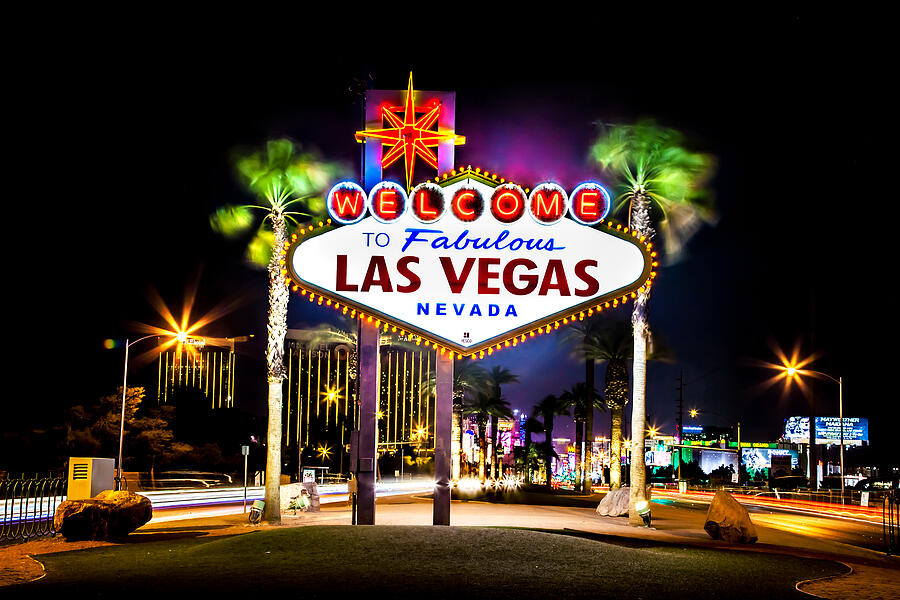 Welcome to Fabulous Las Vegas sign at night
